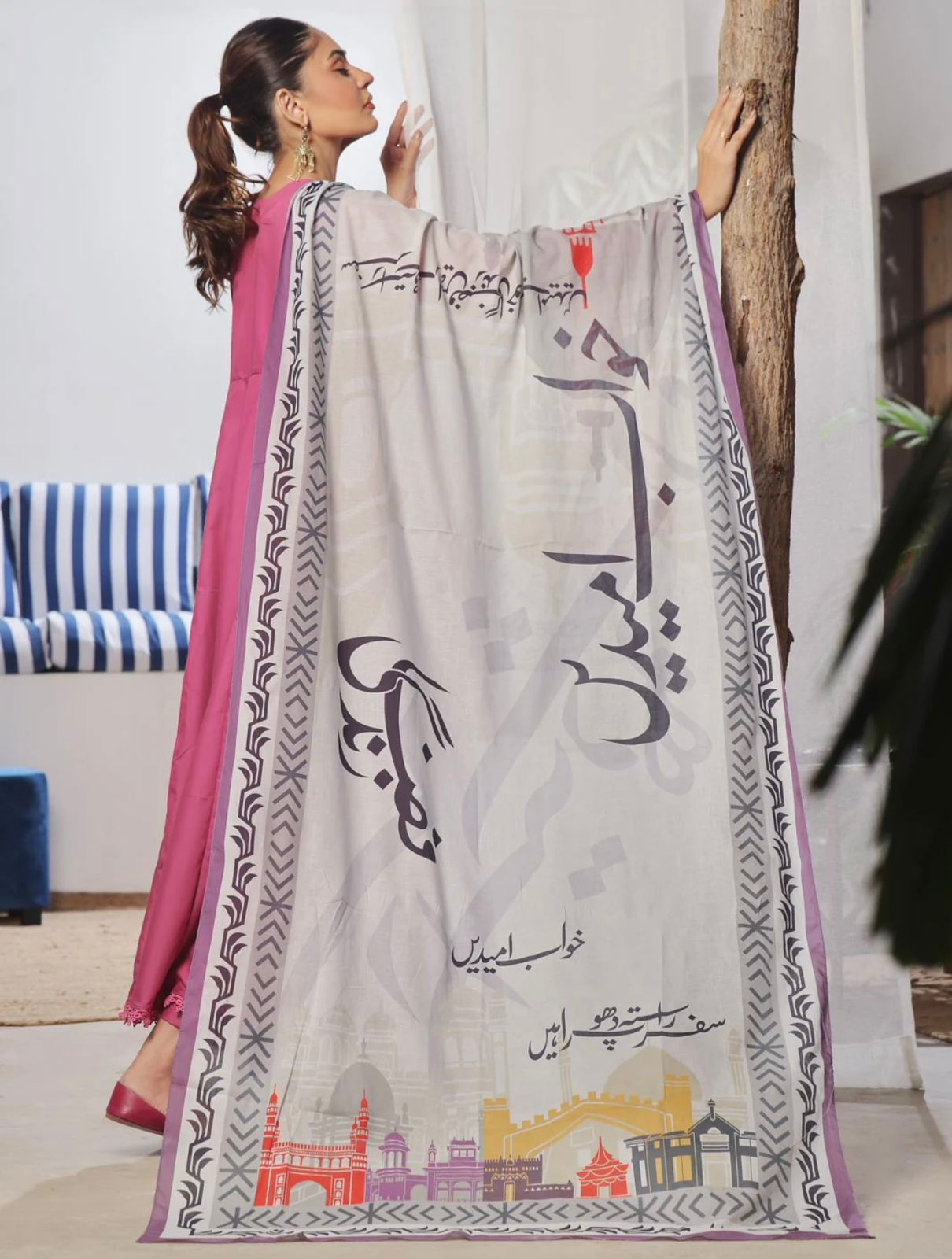 Khuaab Odhni